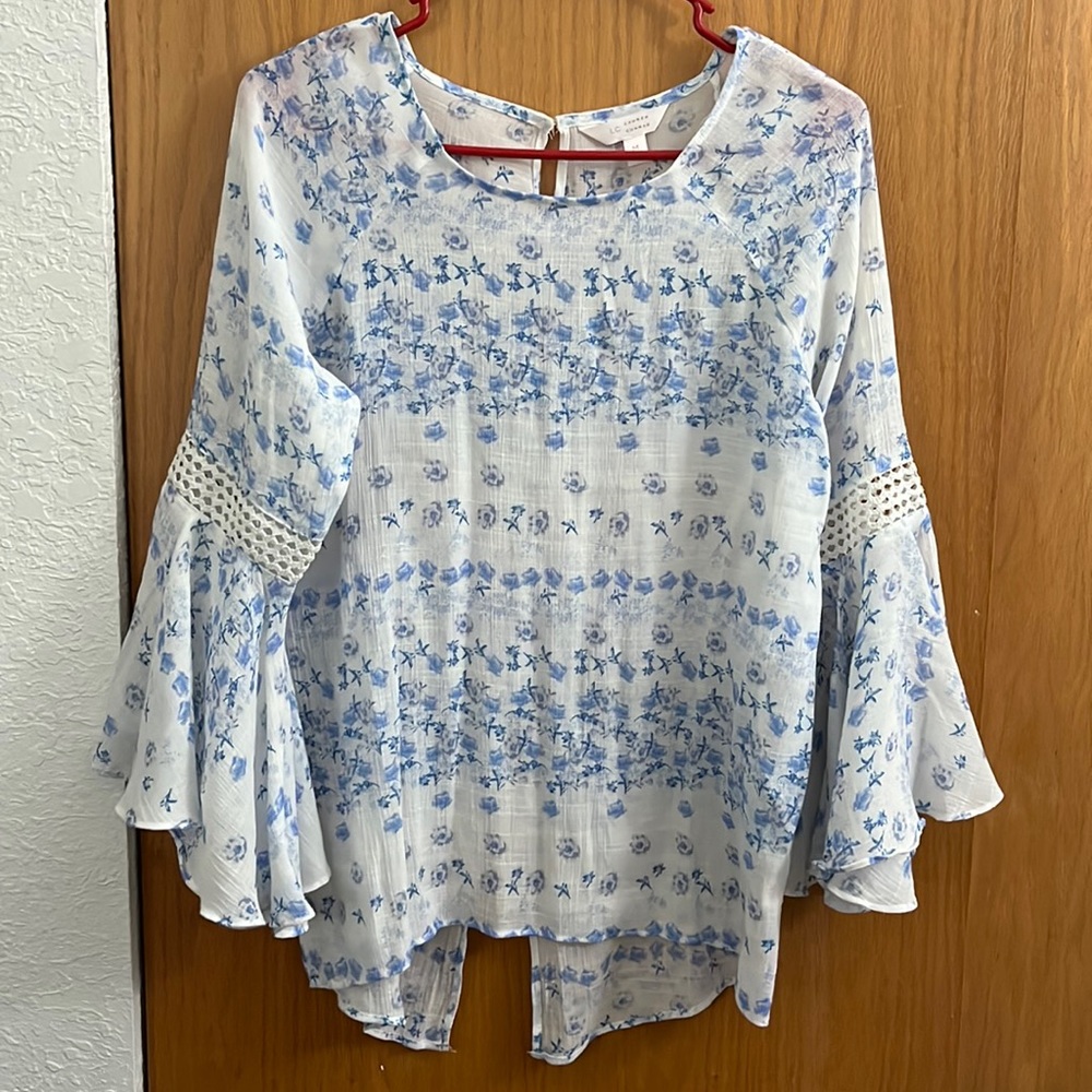 Lauren Conrad bell-sleeved patterned blouse Medium